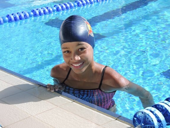 Kaya, la joven nadadora ghanesa entrenando en las instalaciones de Málaga. :: clubmediterráneo