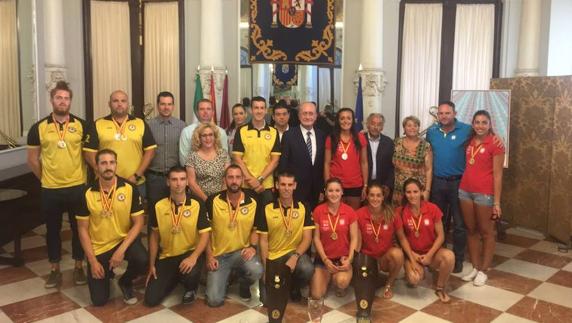 El alcalde recibe a los campeones de España de balonmano playa