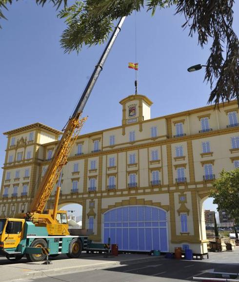 Últimos retoques a la portada principal del Real de la Feria de Málaga.