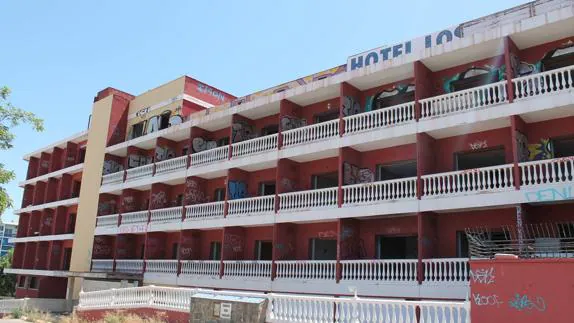 El hotel, de más de 120 habitaciones, ha sido desvalijado y okupado en decenas de ocasiones desde 2014. 