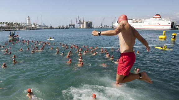 Alberto Esquitino y Andrea Quesada ganan la travesía a nado del puerto de Málaga