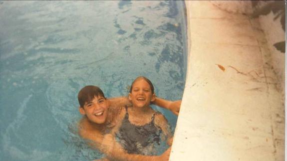 Días de piscina y playa. María Herrero, junto a su hermano Andrés, disfrutando de esos momentos del verano que se convierten en especiales