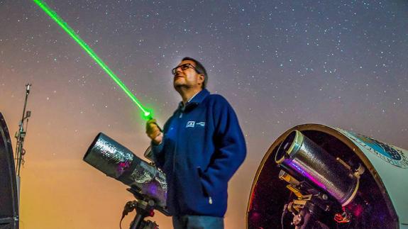 Miquel Serra-Ricart, responsable del Observatorio del Teide, mira las estrellas durante la madrugada de ayer desde su privilegiado centro de trabajo. 