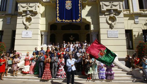 El árbitro de baloncesto Daniel Hierrezuelo tremola la bandera de la ciudad a las puertas del Ayuntamiento. 