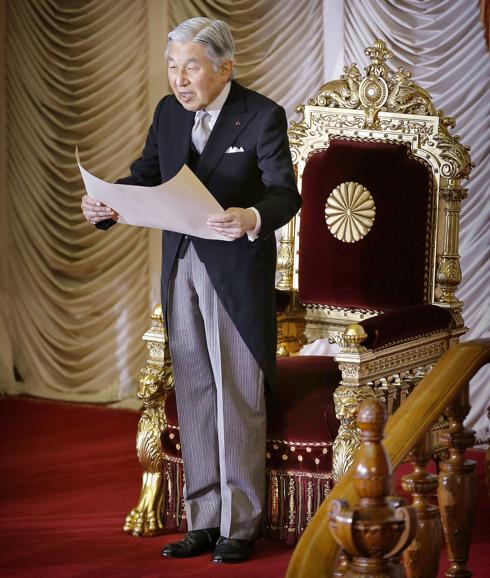 El emperador de Japón en la apertura del Parlamento, pocos días antes de anunciar su deseo de abdicar.