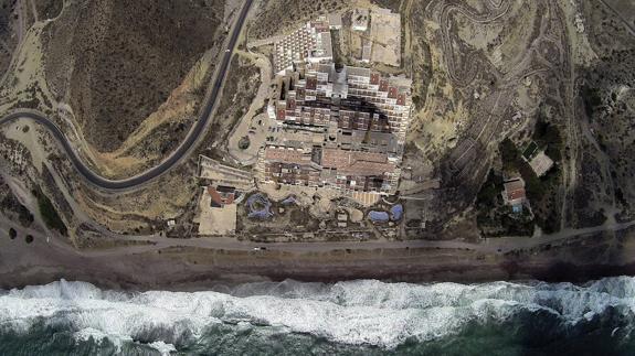 Vista aérea del hotel de El Algarrobico en el parque natural de Cabo de Gata.