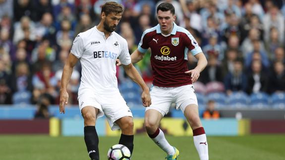 Fernando Llorente, ahora en el Swansea, controla el balón ante Keane (Burnley)el sábado. 