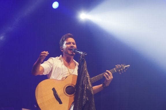Actuación. El artista en un momento de su concierto en el que encandiló a la concurrencia, que vibró con sus canciones. :: álvaro cabrera
