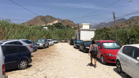La instalación de piedras no frena los aparcamientos en el cauce del río Chíllar