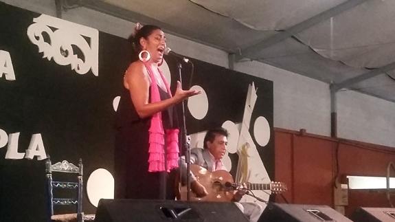 Luisa Muñoz acompañada por el guitarrista Juani Santiago. 
