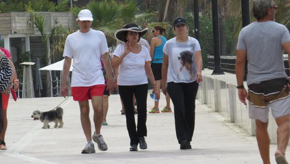 Patricia Llosa sale a caminar cada mañana por el paseo marítimo con su hijo y su nuera. Arriba foto familiar de archivo en Marbella. :