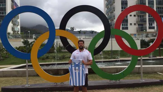 Borja Vivas, con la camiseta de su club en la villa deportiva de atletas en Río de Janeiro.