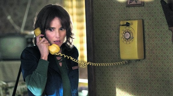 Winona Ryder interpreta a una madre de un niño desaparecido y una niña con poderes un tanto extraños.