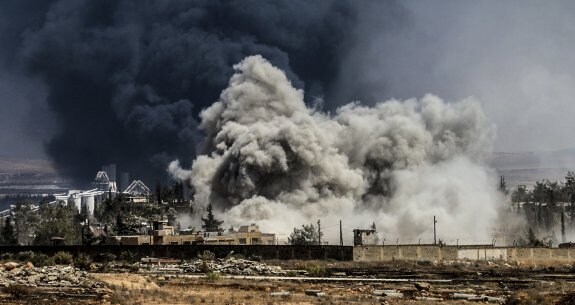 Columnas de humo se elevan desde varias zonas de Alepo bombardeadas desde el aire. :: GEORGE OURFALIAN / afp