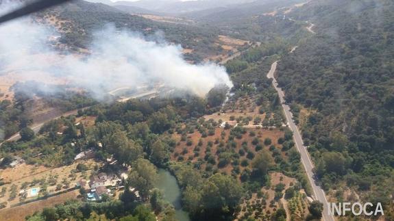 El incendio se declaró sobre  las 16.30 horas en una zona cercana a la barriada de La Estación. 