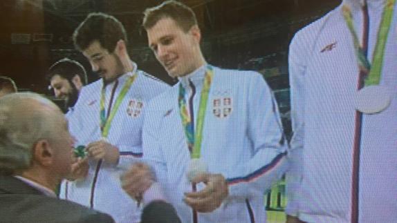 Nedovic recoge la medalla junto a su selección.