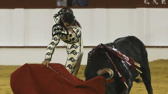 Derechazo de Fortes al segundo de su lote en la Corrida Picassiana del 17 de agosto.
