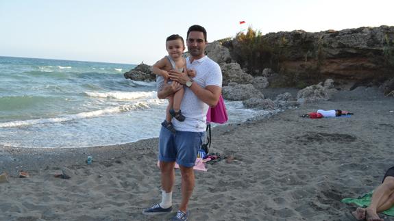 El malagueño Samuel Pazos, administrativo de profesión, con su hijo Mario en brazos, ayer en la zona.