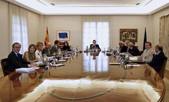 Rajoy preside la reunión del Consejo de Ministros del pasado 5 de agosto en el complejo de la Moncloa. :: J. J. Guillén / efe