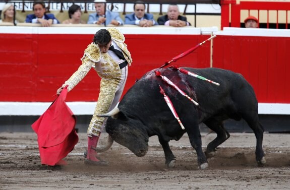 Curro Díaz, ante su primer toro con el capote en un mano a mano con Paco Ureña. :: efe