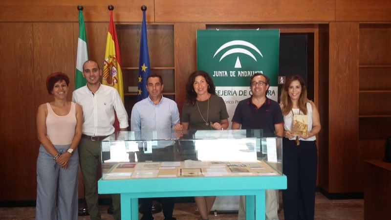 Bautista junto al alcalde de Alfarnate y otros miembros de la delegación durante la presentación del documento ‘La embajada’.