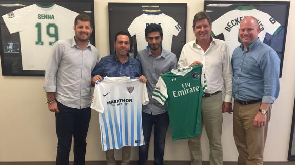 Carlos Pérez y Nayef Al-Thani, con dirigentes del Cosmos. 