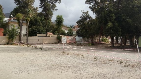 A pesar de las denuncias de los vecinos, el aparcamiento a partir de septiembre pierde fuelle salvo días esporádicos, como se aprecia en la imagen de arriba.
