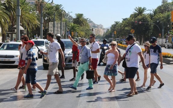 Un grupo de turistas, a finales de esta semana durante una ruta por el Parque de Málaga.