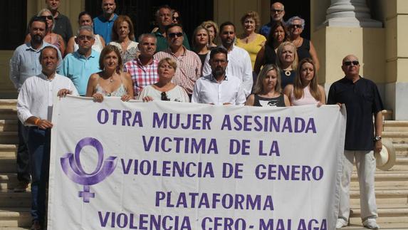 Minuto de silencio de la corporación a las puertas del Ayuntamiento por la mujer asesinada a manos de su pareja en Tenerife.  