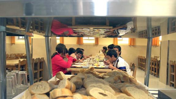 Niños, durante el almuerzo en el comedor de un colegio. 