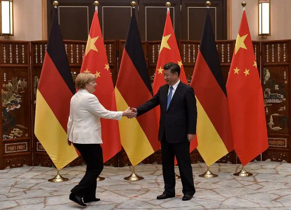 El presidente chino, Xi Jinping, recibe a la canciller alemana, Angela Merkel, en la cumbre del G-20 en Hangzhou. :: Etienne Oliveau / afp