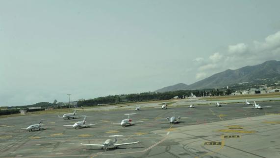 Aviones privados estacionados frente a la terminal de Aviación General del Aeropuerto de Málaga, a finales de agosto.