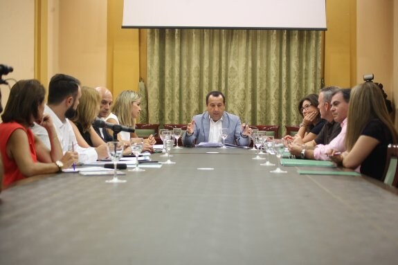 Ruiz Espejo, en el centro, con el resto de delegados de la Junta, en el encuentro de ayer. :: paula hérvele