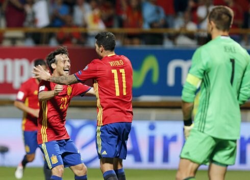Silva, felicitado por Vitolo tras marcar uno de los ocho goles de España a Liechtenstein. :: efe
