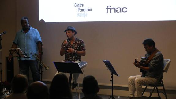 Zenet, entre el trompetista Manuel Machado y el guitarrista José Taboada. 