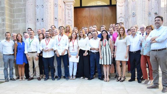 Alcaldes y concejales de la comarca de Antequera junto a la presidenta andaluza, Susana Díaz.