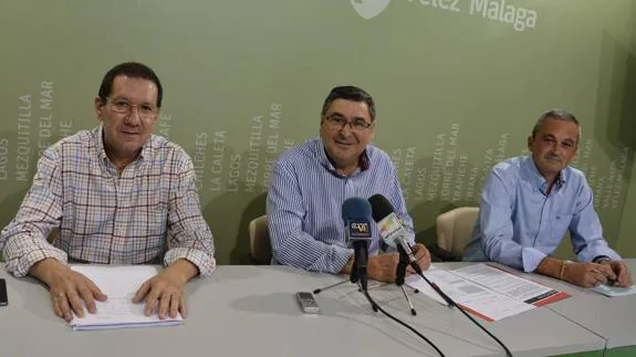 José Antonio Moreno, en rueda de prensa junto al alcalde y el nuevo edil socialista Juan Carlos Ruiz Pretel. 