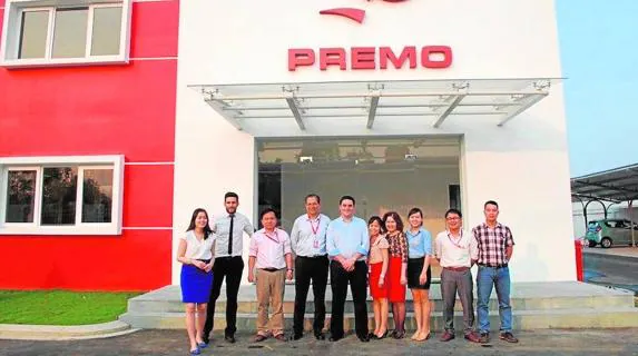 Ezequiel Navarro (en el centro) con el equipo directivo de la planta de Vietnam. 