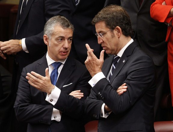 El lehendakari, Íñigo
Urkullu, y el presidente de
la Xunta de Galicia, Alberto
Núñez Feijóo, dialogan
durante un acto en el
Congresode los Diputados.
:: E. Cobo / efe