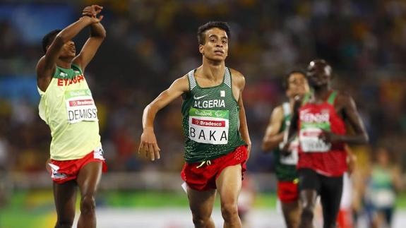 Abdellatif Baka de Argelia entra primero en la prueba de los 1.500 metros.