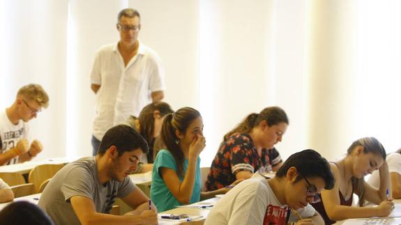 Alumnos se examinaban ayer en una de las aulas de la Facultad de Ciencias de la Salud, en el campus de Teatinos