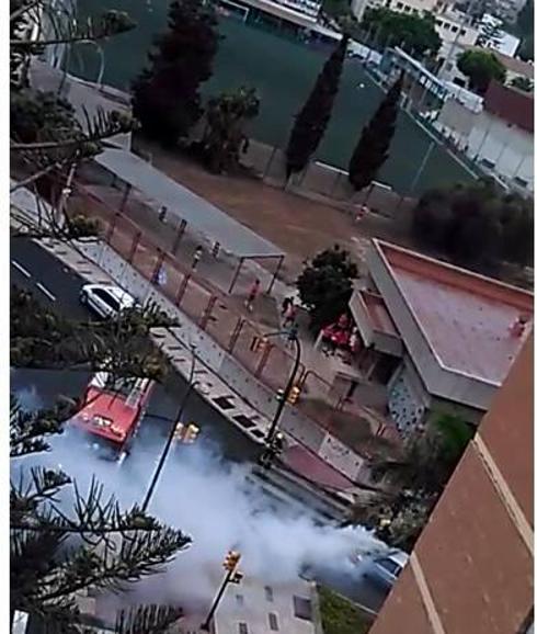Humareda provocada por el incendio del coche. 