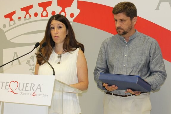 Teresa Molina y el técnico municipal Michel Bencomo. :: a. j. guerrero
