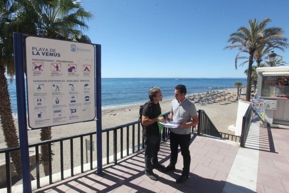 El edil Miguel Díaz y el asesor del área de Playas Javier de Luis, ayer, en la playa de La Venus, donde se ha puesto fin a los vertidos. :: sur