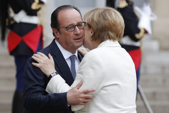 El presidente francés, François Hollande, recibió ayer a la canciller alemana, Angela Merkel, en el palacio del Elíseo. :: Yoan Valat / efe
