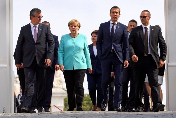 Merkel a su llegada ayer a la cumbre junto a otros mandatarios. :: efe / reuters