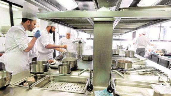 Foto de archivo de alumnos de La Cónsula en la cocina del centro.
