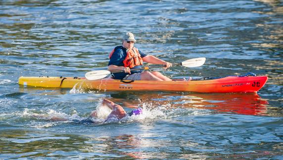  Jongeneel, en plena travesía, junto a uno de los 'kayak' que van junto a él