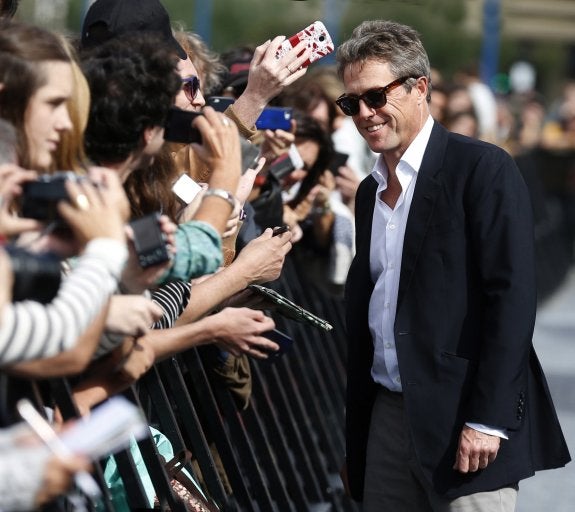 El actor inglés Hugh Grant fue ayer la gran estrella en la 64 edición de Zinemaldia. :: Javier Etxezarreta / EFE
