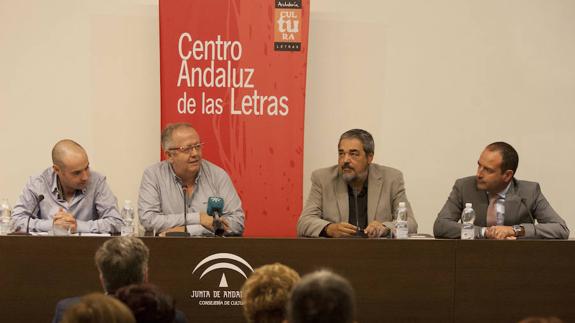 Jesús Nieto, Juan José Téllez, Carlos Aganzo y Manuel Castillo, ayer, en la mesa redonda de ‘Periodismo y poesía’.